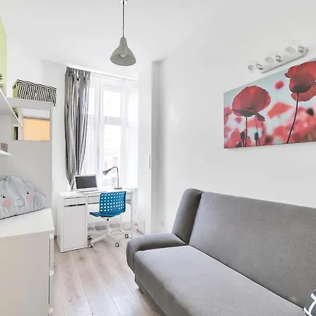 Fabryczna Station And Hostel *