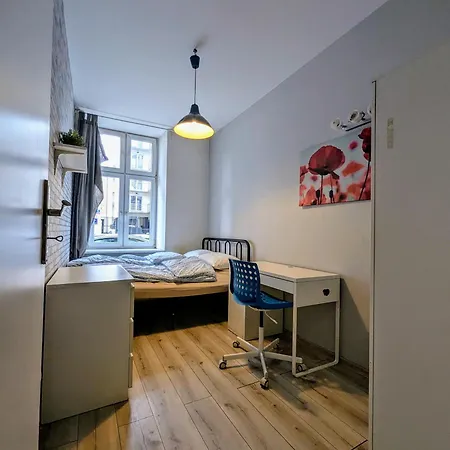 Hostel Fabryczna Station And *