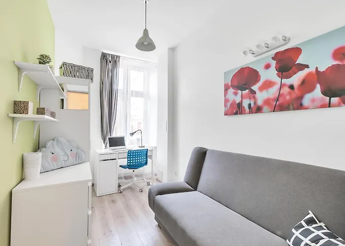 Fabryczna Station And Albergue *