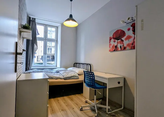 Hostel Fabryczna Station And *