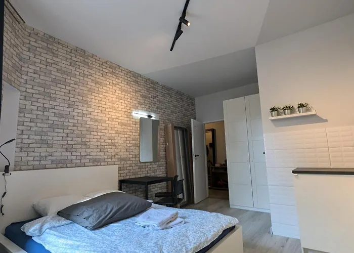 Albergue Fabryczna Station And Łódź