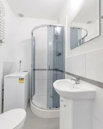 Fabryczna Station And Hostel *